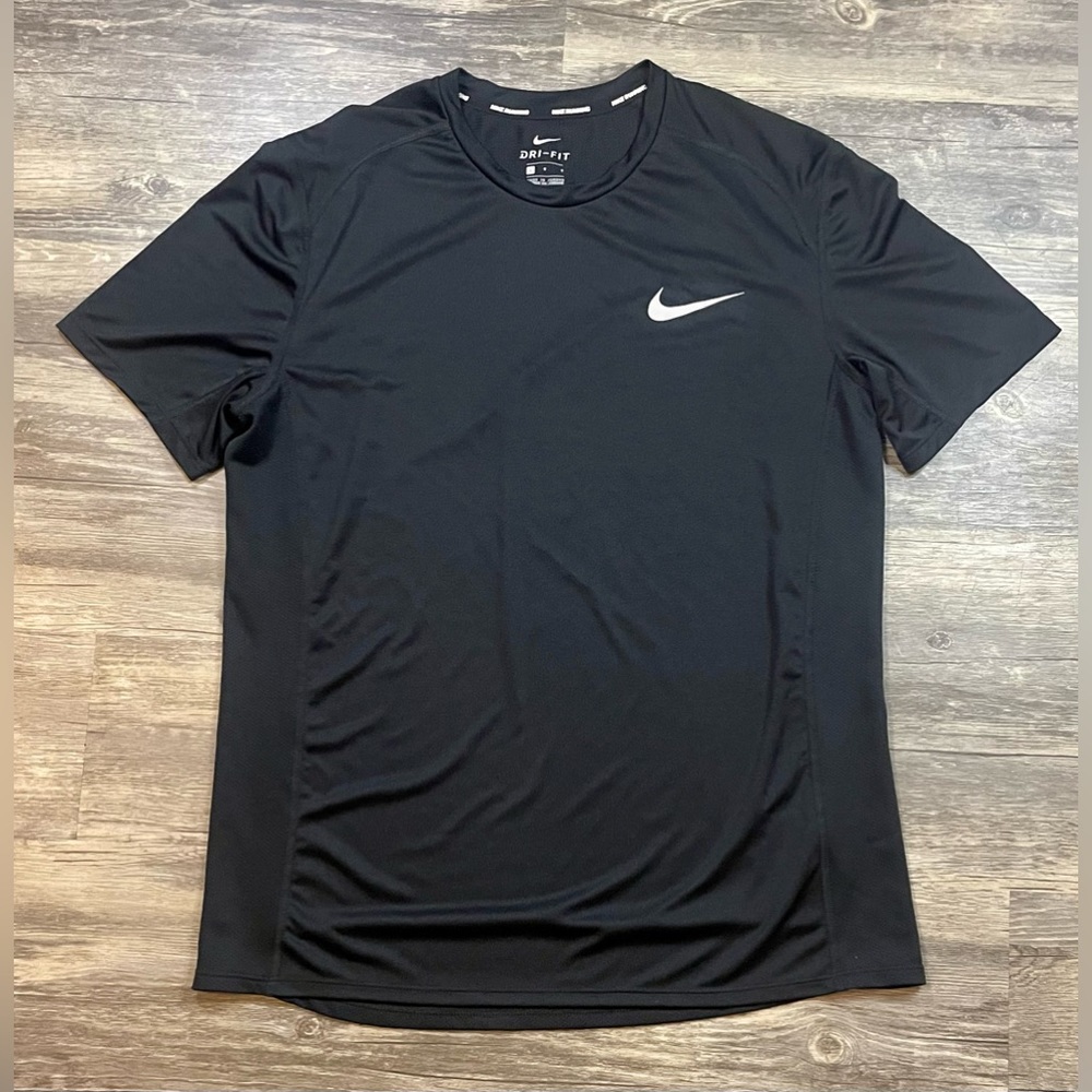 Women’s Size Large. Nike Athletic Dry Fit Short Sleeve Shirt. Black. Euc